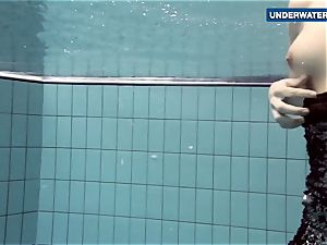showing bright boobs underwater makes everyone naughty